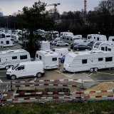 Un fourgon de police a été incendié devant l'entrée du parking de la Bourdonnette à Lausanne, actuellement occupé par une centaine de caravanes de gens du voyage (archives).